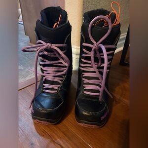 ThirtyTWO Women's Black and Purple Snowboard Boots size 8.5
